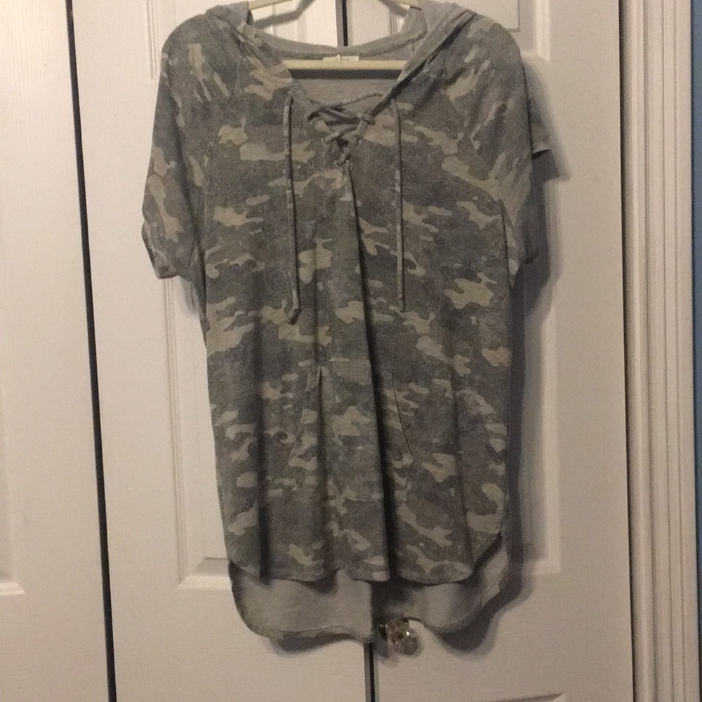 Camo print hoodie style T-shirt